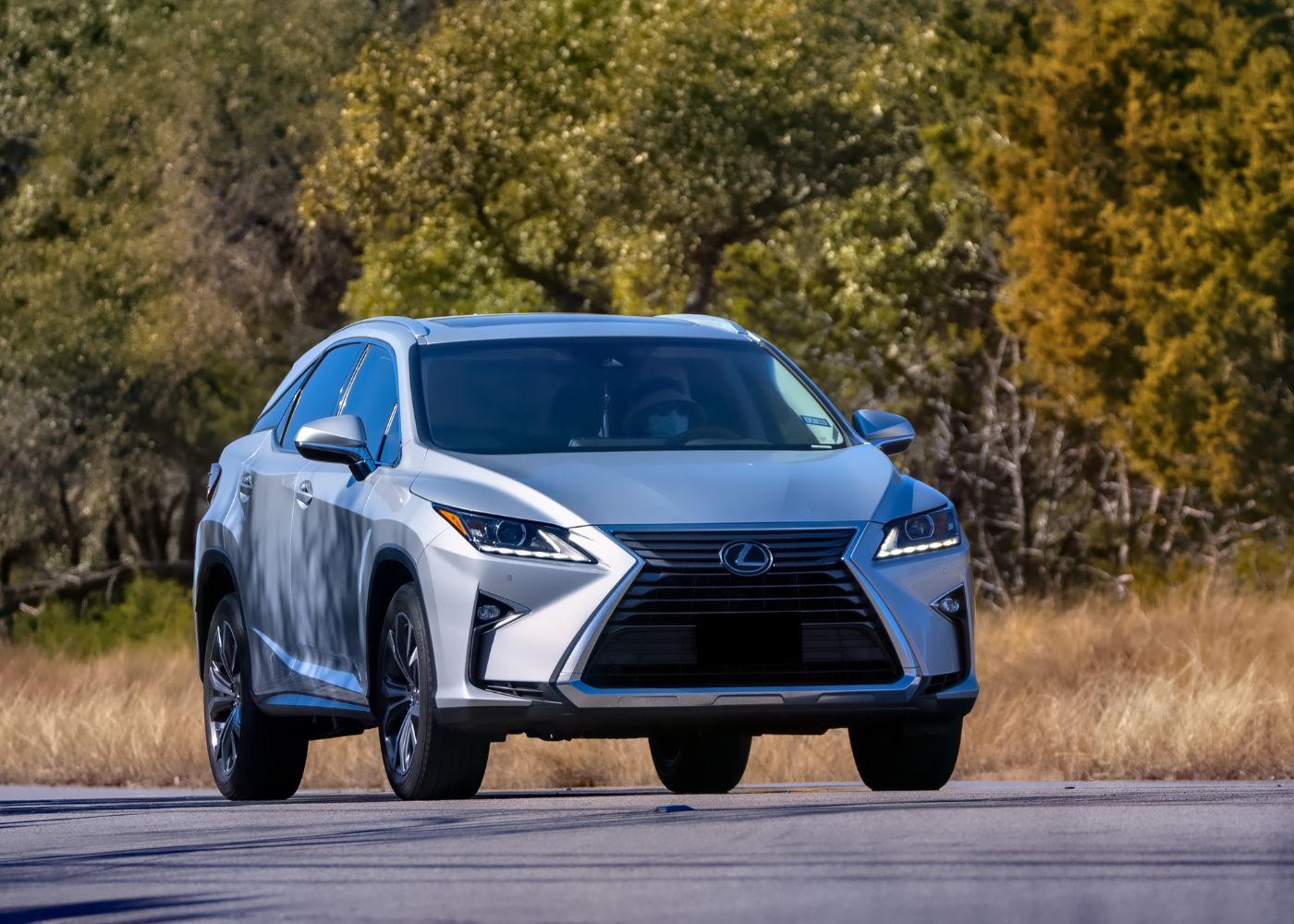 Lexus nx 300 H, coche híbrido conducido por una mujer en carretera